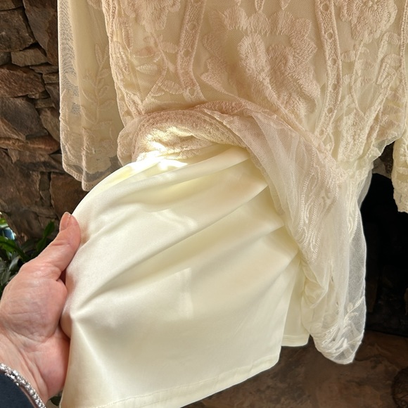Lace Covered Lined Cream 3/4 Sleeve Above the Knee Medium Top;Perfect Condition! - Picture 14 of 16